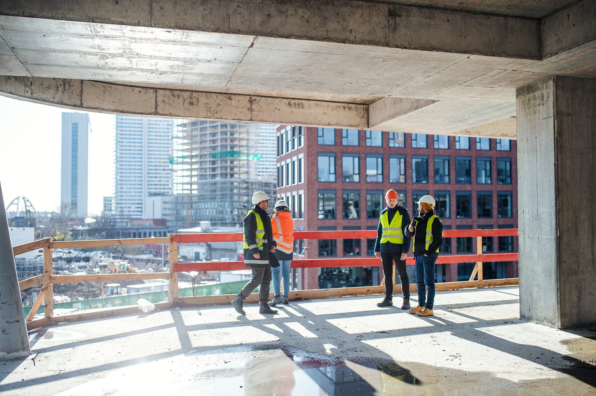 Ein Team von Fachleuten arbeitet auf einer Baustelle zusammen