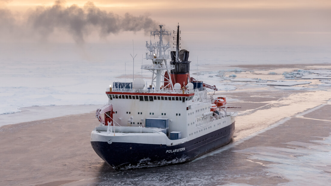 das-deutsche-forschungsschiff-polarstern-in-der-zentralen-marktis